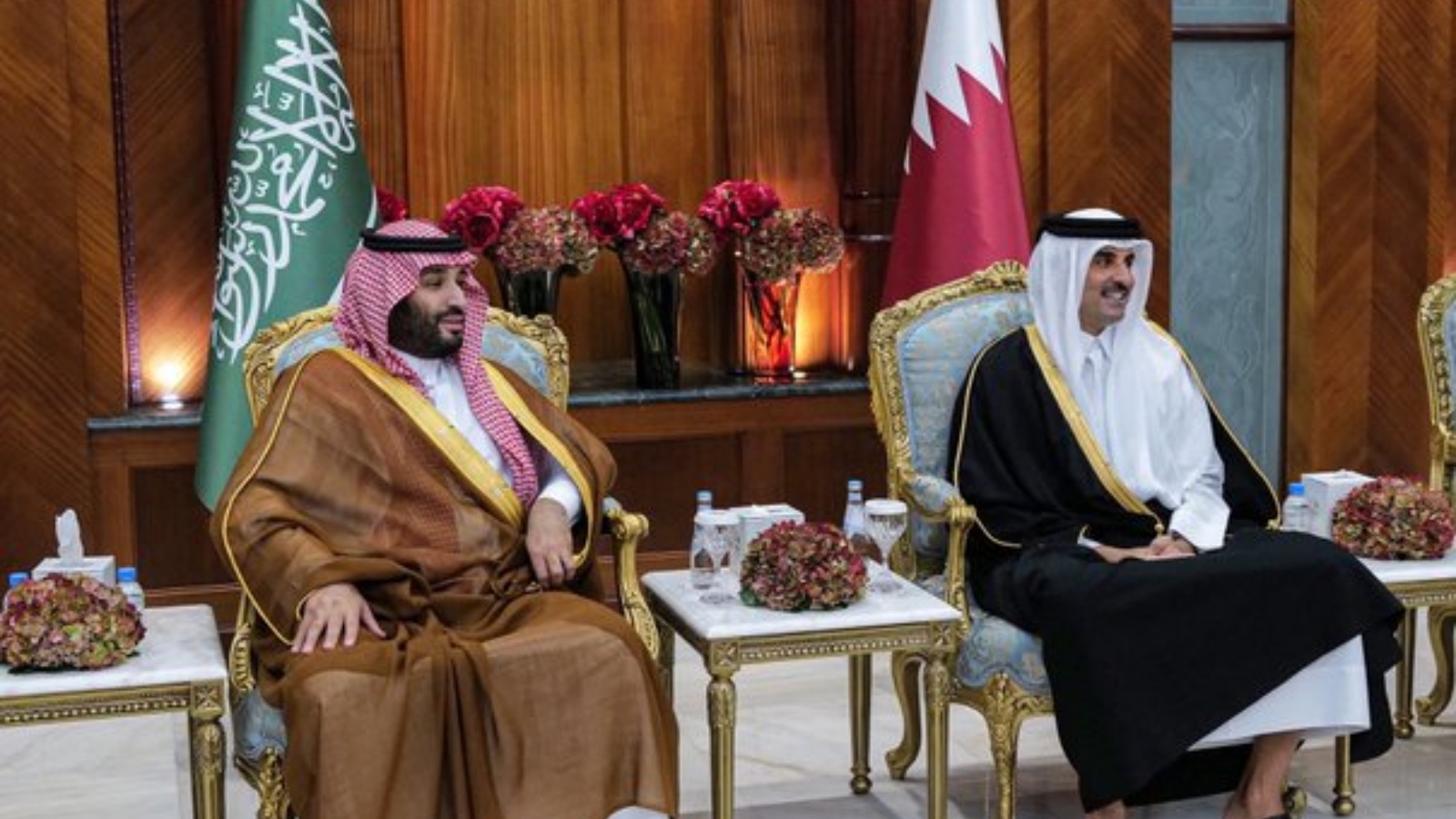 ولي العهد السعودي الأمير محمد بن سلمان وسمو الأمير تميم بن حمد آل ثاني أمير دولة قطر في الدوحة. في 8 كانون الأول/ ديسمبر 2021 (من حساب أخبار محمد بن سلمان في تويتر)