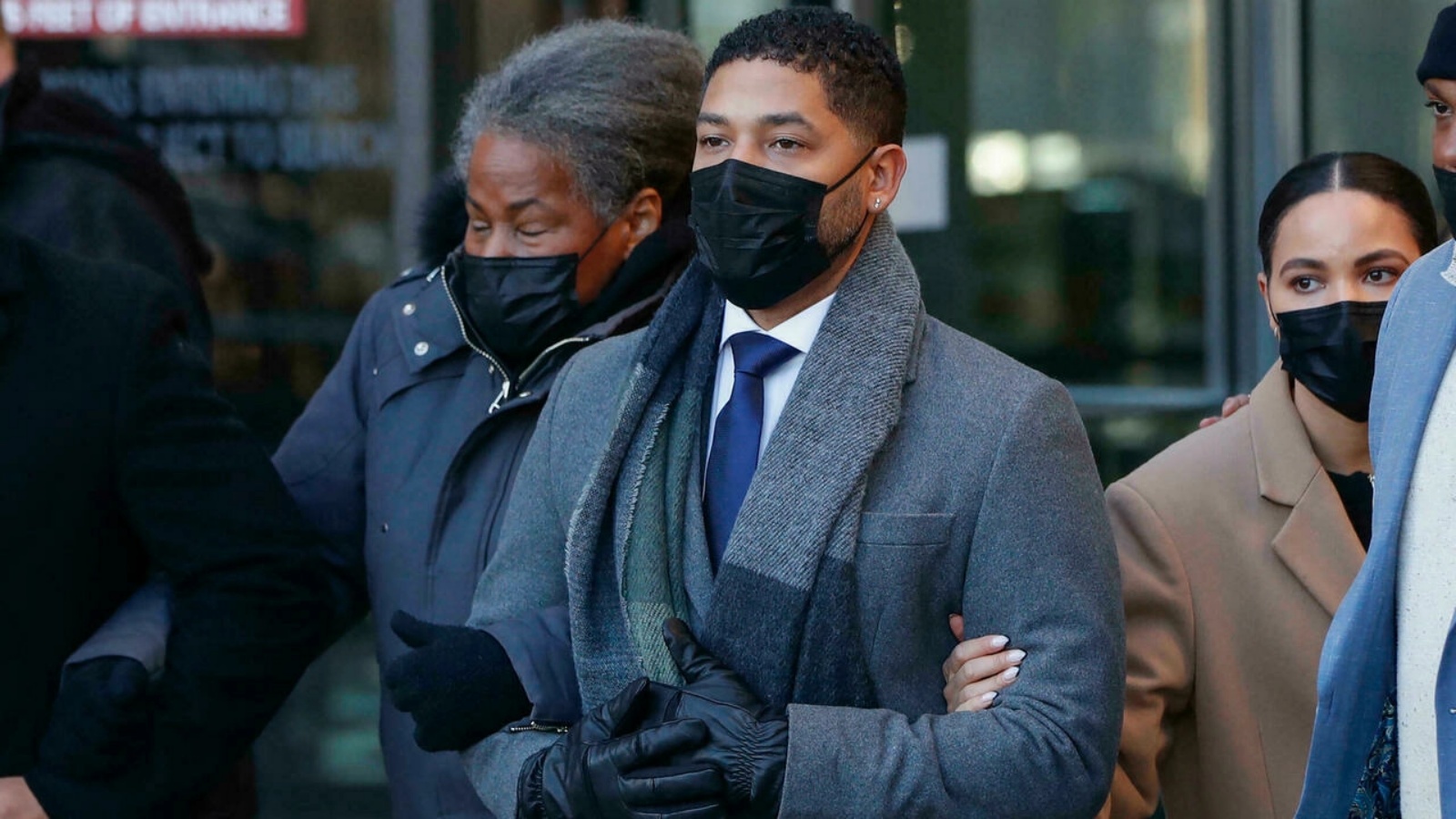 الممثل الأميركي جوسي سموليت يغادر مبنى المحكمة الجنائية في لايتون بين والدته جانيت سموليت (يسار) وشقيقته جورني سموليت (يمين)، بعد محاكمته بتهمة السلوك غير المنضبط في 8 كانون الأول/ديسمبر 2021 في شيكاغو، إلينوي