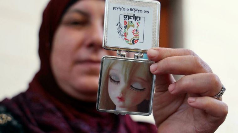 مرشحة لانتخابات المجالس البلدية الفلسطينية تعرض مرآة جيب استُخدمت في حملة قائمة كل أعضائها نساء