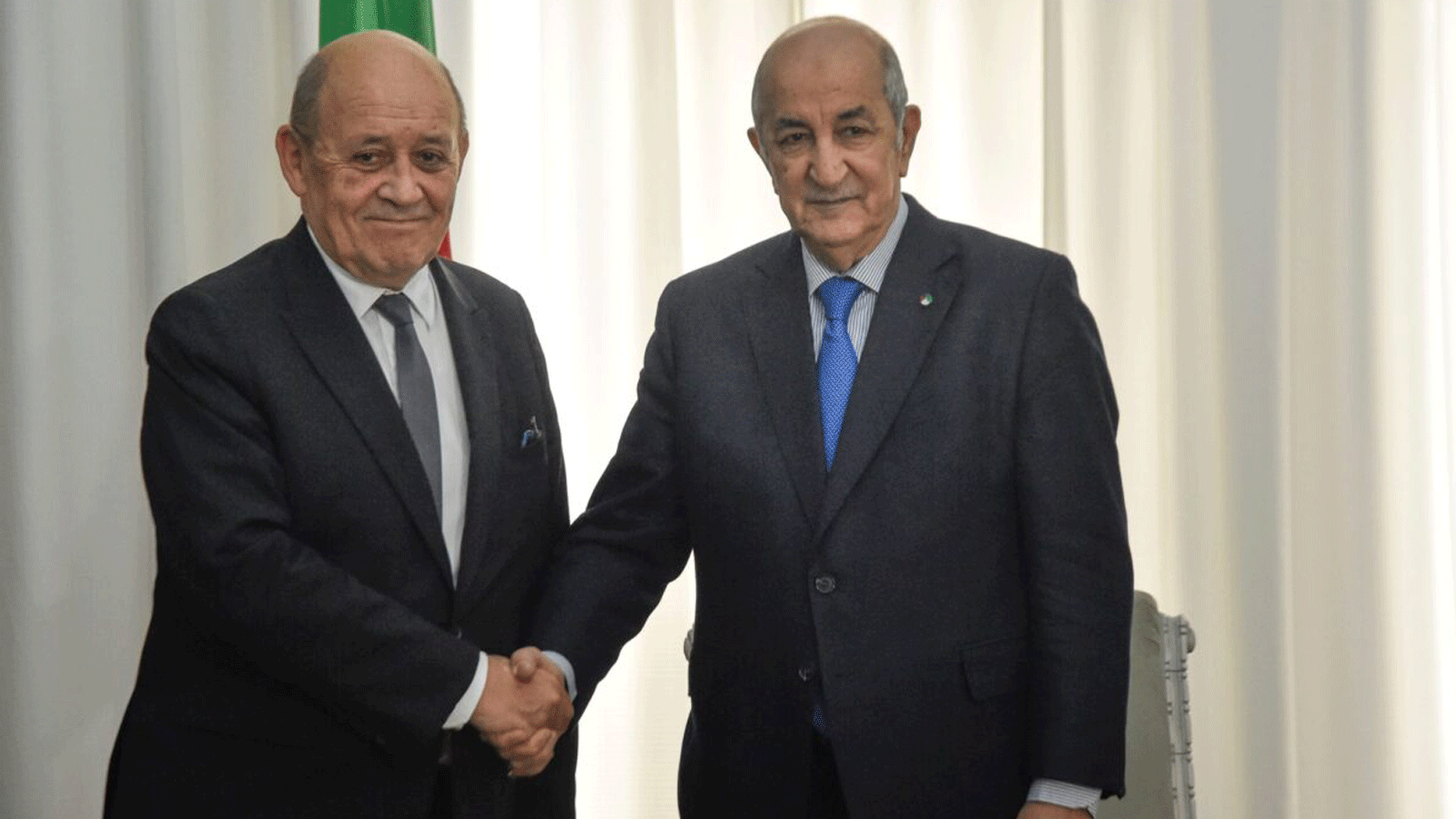 الرئيس الجزائري عبد المجيد تبون (يمين) يلتقي بوزير الخارجية الفرنسي الزائر جان إيف لودريان في العاصمة الجزائر يوم 21 كانون الثاني/يناير 2020 