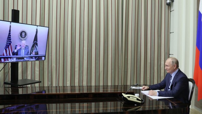 الرئيس الروسي فلاديمير بوتين خلال لقاء عبر الفيديو مع الرئيس الأميركي جو بايدن