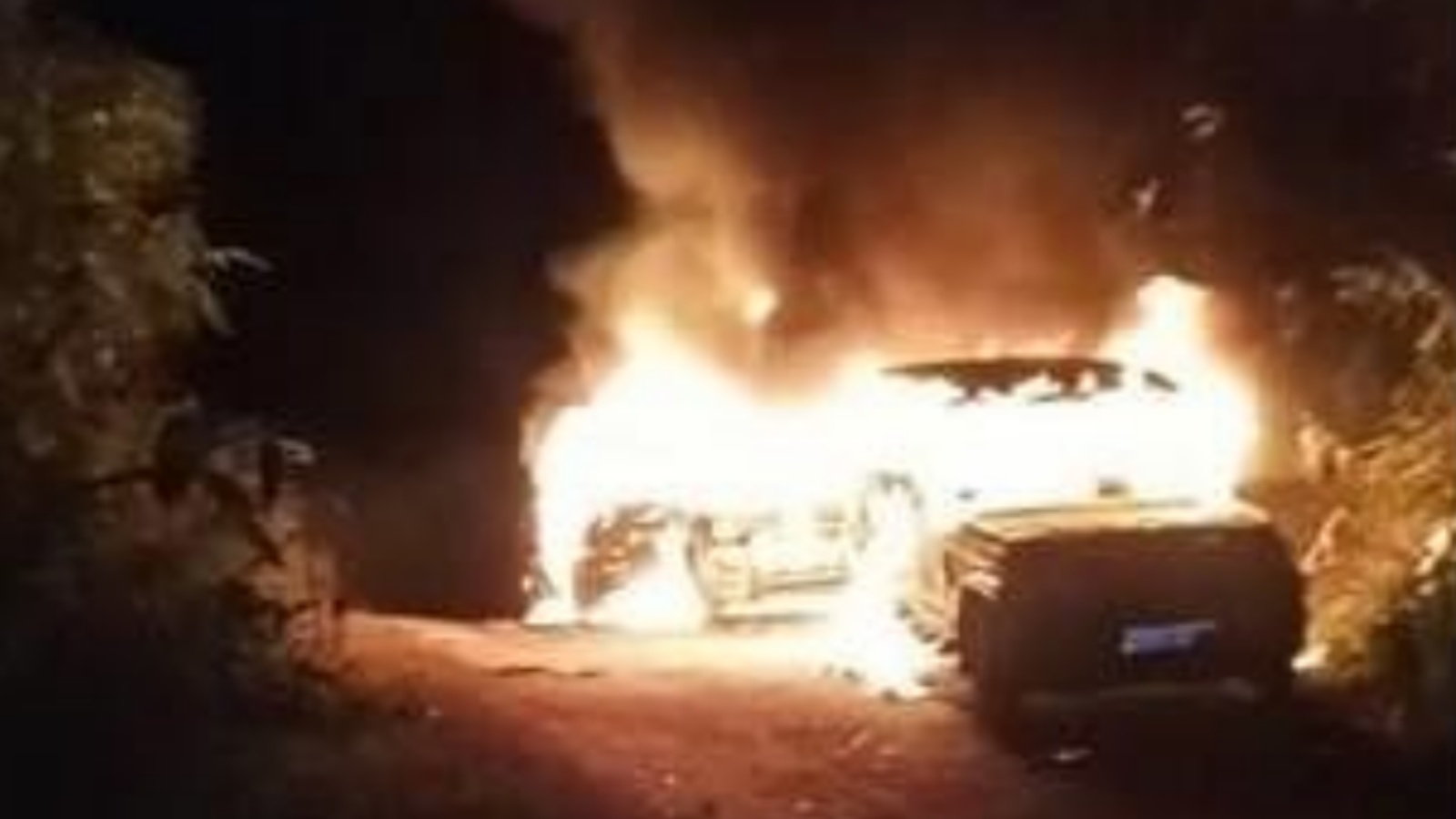 شاحنة تحترق بعدما قامت قوات الأمن الهندية بقتل 13 مدنيًّا في ولاية ناغالاند بشمال شرق البلاد بإطلاق النار