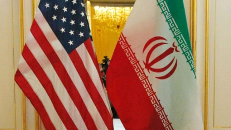 صورة من الأرشيف للعلمين الأميركي والإيراني في إحدى جولات المفاوضات قبل التوصل إلى الاتفاق النووي بين إيران والدول الحخمس زائد ألمانيا