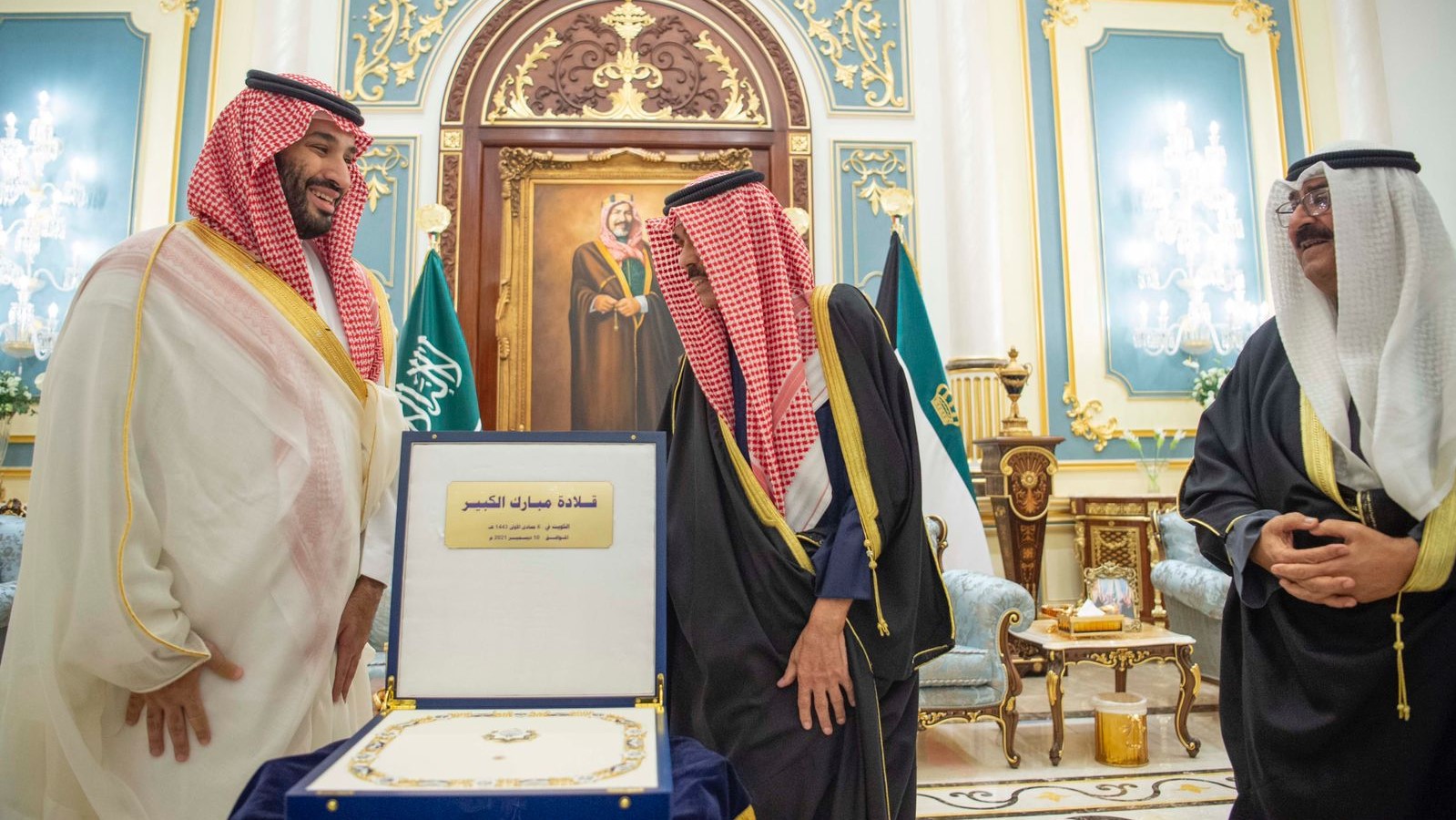 ولي العهد السعودي يتلقى قلادة مبارك الكبير من أمير دولة الكويت