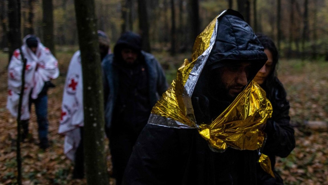 يمكن أن يُحاصر المهاجرون لأسابيع في المنطقة الحدودية ، ويعيشون في مستنقعات وغابات متجمدة