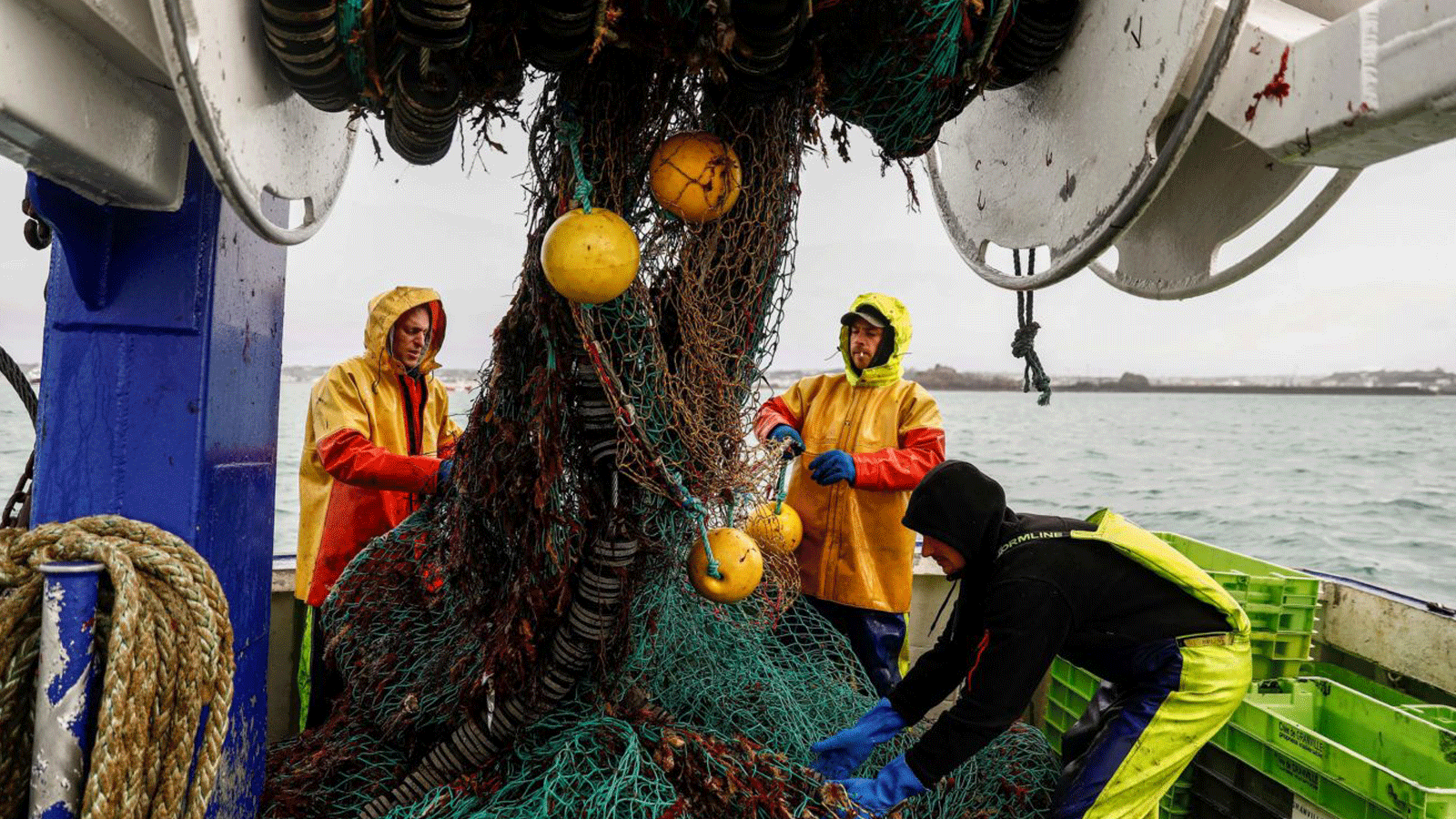 صيادو رنش يتجمعون في شبكة على سفينتهم قبالة جزيرة جيرسي في 6 أيار/مايو 2021