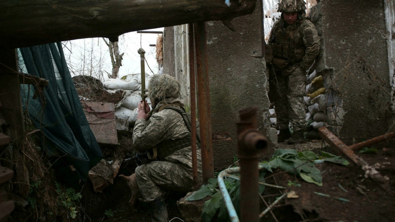 الجنود الأوكرانيون يراقبون على خط المواجهة مع الانفصاليين المدعومين من روسيا بالقرب من بلدة أفدييفكا، في منطقة دونيتسك. في 10 كانون الأول/ديسمبر 2021
