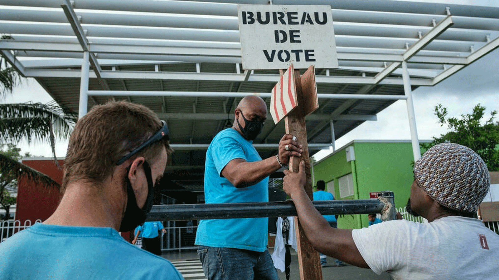 مركز اقتراع للاستفتاء على استقلال إقليم كاليدونيا الجديدة بجنوب المحيط الهادئ الفرنسي. في نوميا 10 كانون الأول/ديسمبر 2021