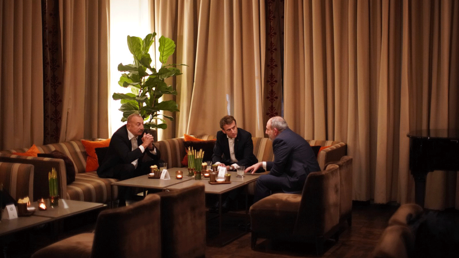 صورة من صفحة الرئيس الفرنسي إيمانويل ماكرون الموثقة على تويتر، وفيها يجتمع مع رئيسي أرمينيا وأذربيجيان