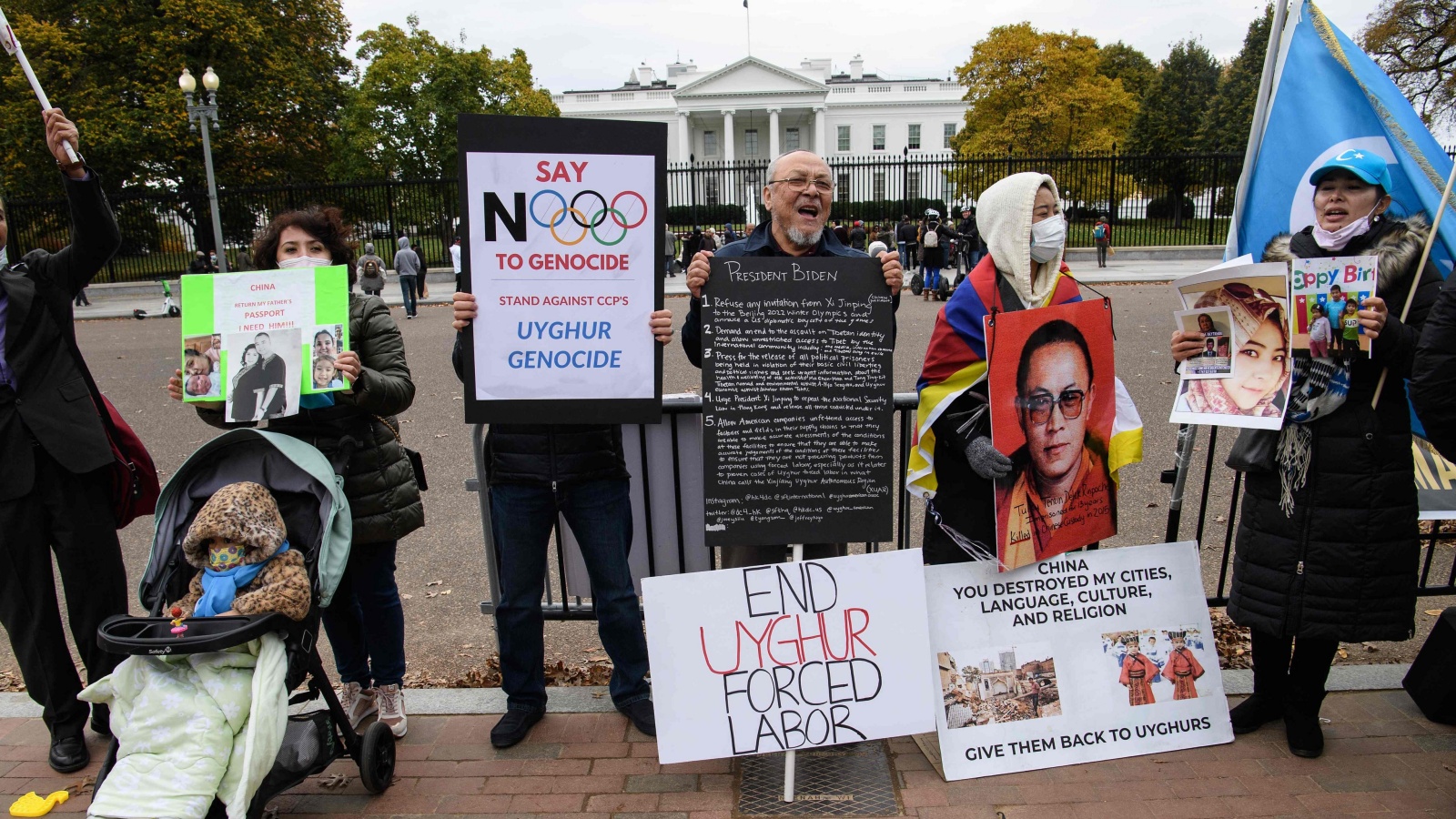 متظاهرون أمام البيت الأبيض يحتجون على معاملة الصينيين للأويغور والأقليات العرقية الأخرى في شينجيانغ.
