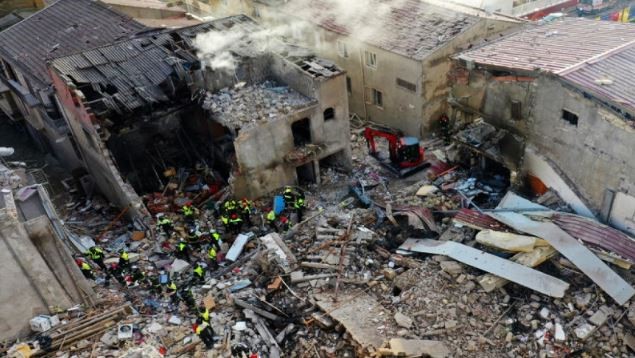 صورة من الدفاع المدني الإيطالي حيث يقوم رجاله بعمليات بحث بين الأنقاض بعد انهيار مبان في صقلية