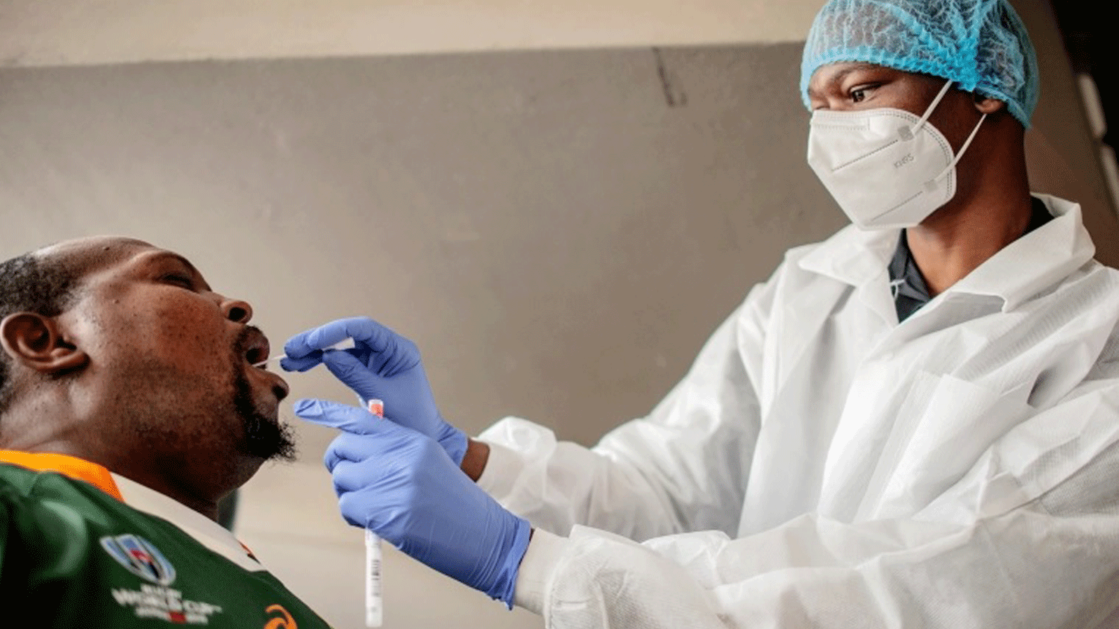 عامل صحي يجري اختبار كوفيد 19 لمواطن في جنوب أفريقيا