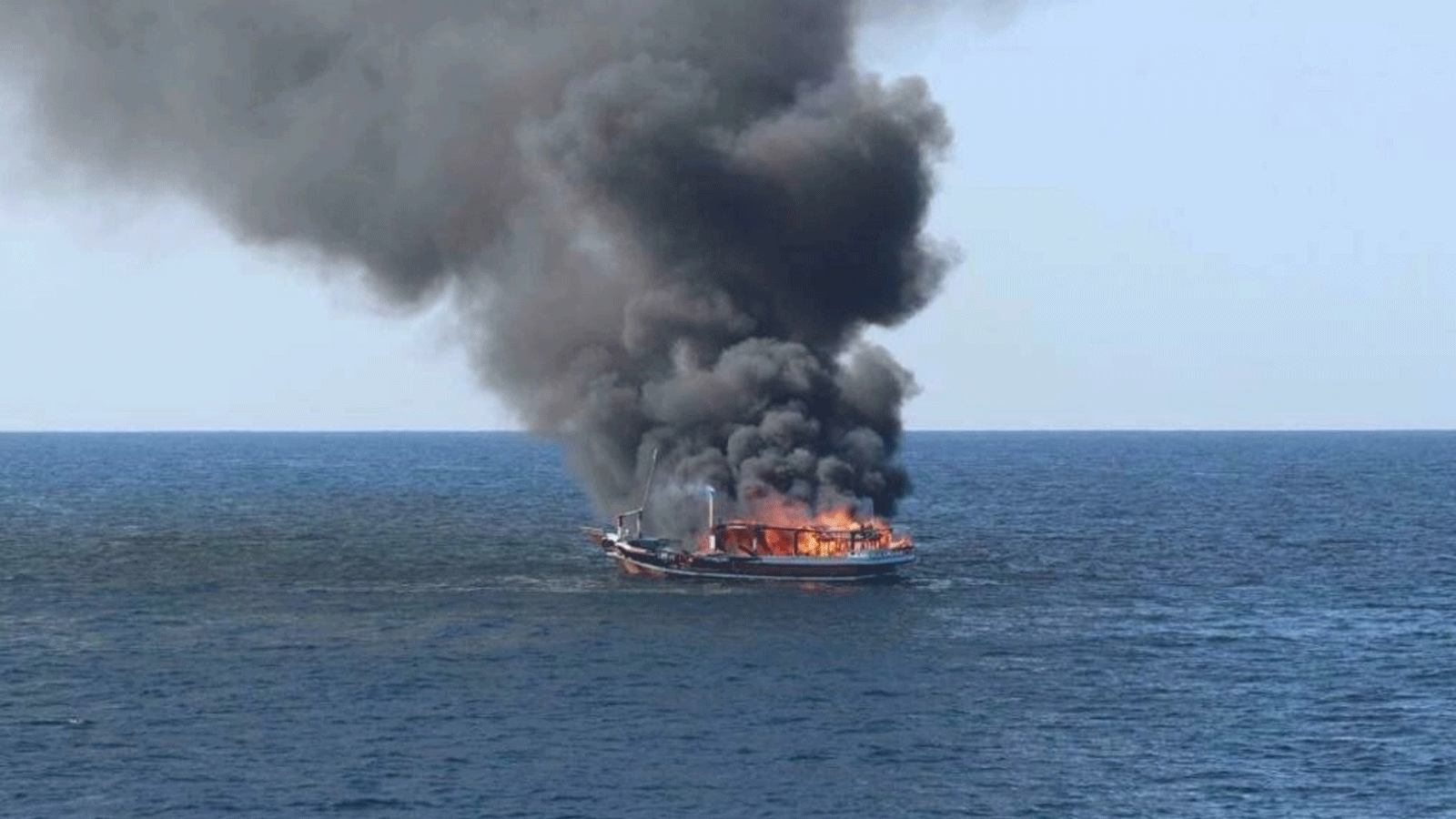 البحرية الأميركية تقول أن النيران اشتعلت في السفينة وانفجرت قبل أن تنقذ خمسة بحارة إيرانيين وتضبط أكثر من طنين من المخدرات غير المشروعة