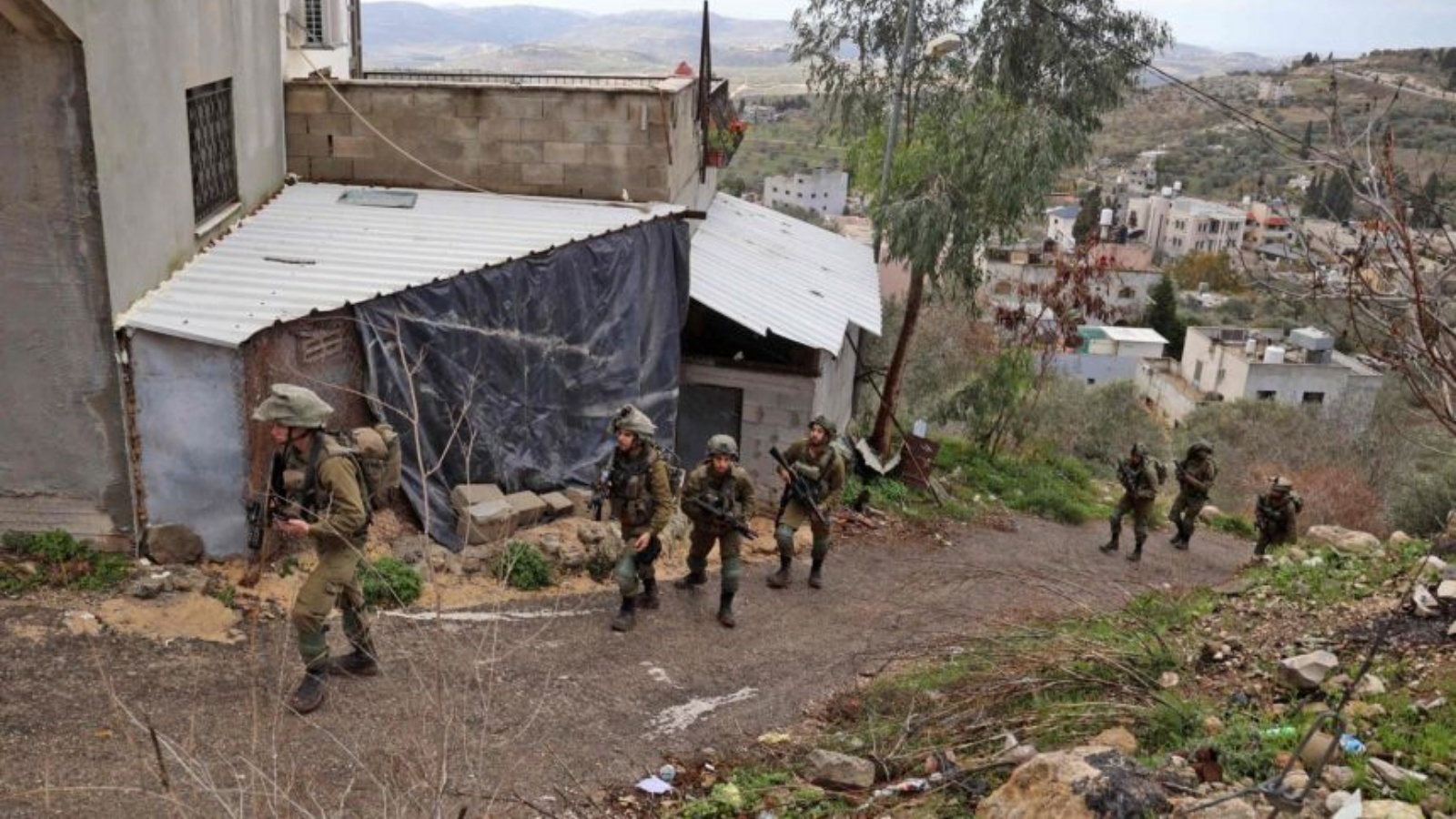 جنود إسرائيليون يقومون بدورية في قرية برقة بالضفة الغربية. 17 كانون الأول/ديسمبر 2021