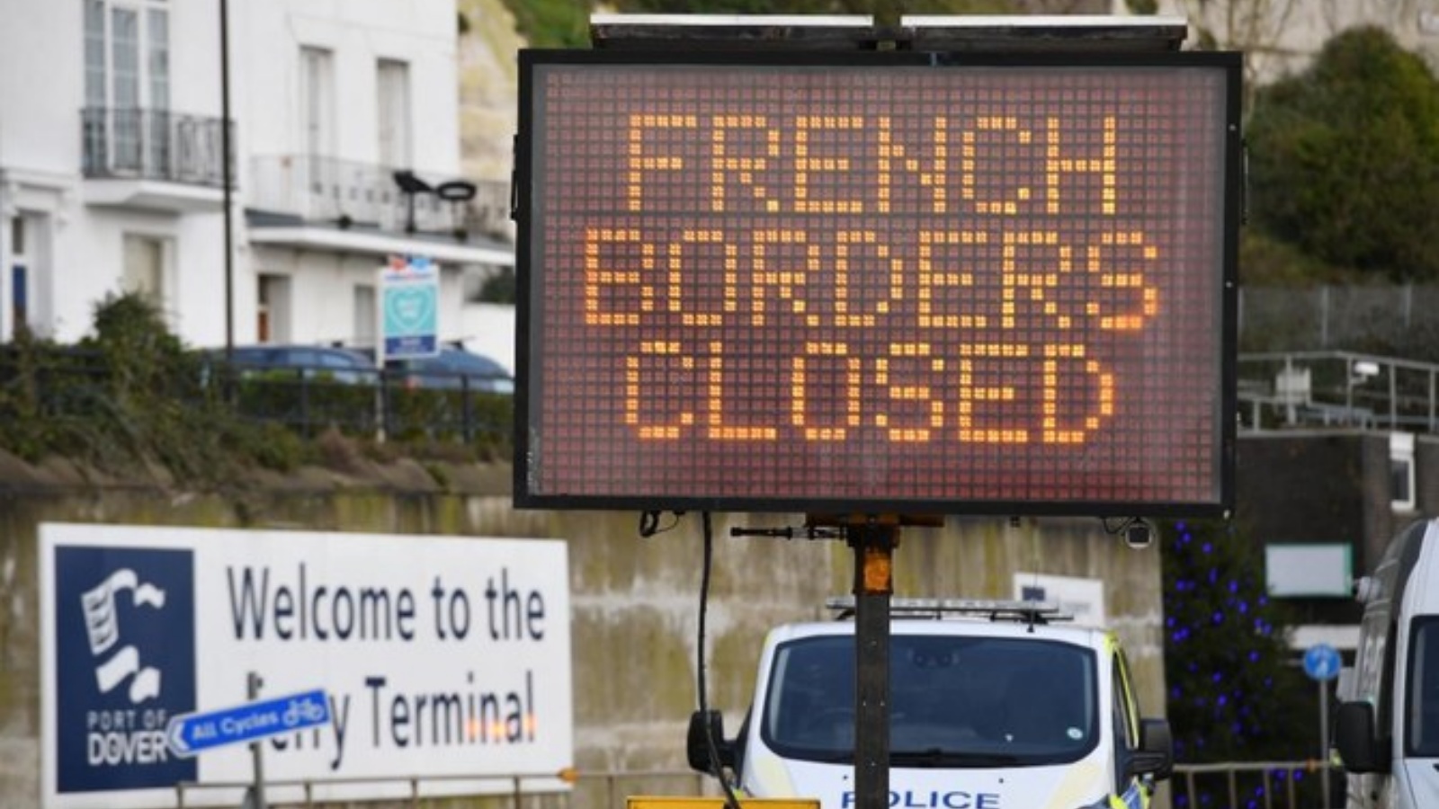 لافتة تُعلم السائقين أن المعبر الحدودي الفرنسي مغلق عند المدخل المطوق لمحطة العبّارات في ميناء دوفر في كنت، جنوب شرق إنكلترا.