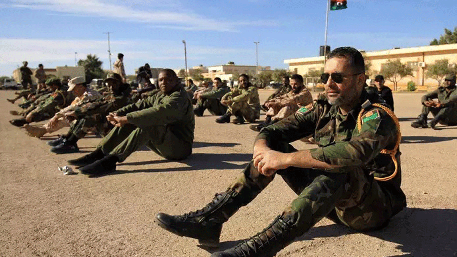 لقطة لمجموعة فاغنر حيث كانت تقوم بتجنيد الشباب السوري للقتال دعماً للجنرال الليبي خليفة حفتر أثناء التجمع الصباحي في مدينة بنغازي الشرقية. في 18 كانون الأول/ديسمبر 2019. 