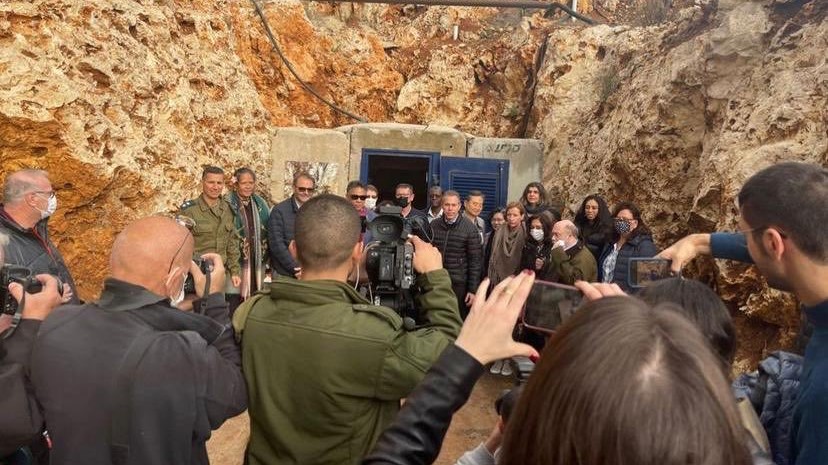 صورة نشرها جلعاد اردان، السفير الإسرائيلي لدى الأمم المتحدة، للسفراء الأجانب في تل أبيب أثناء زيارة أحد أنفاق حزب الله على الحدود مع لبنان 