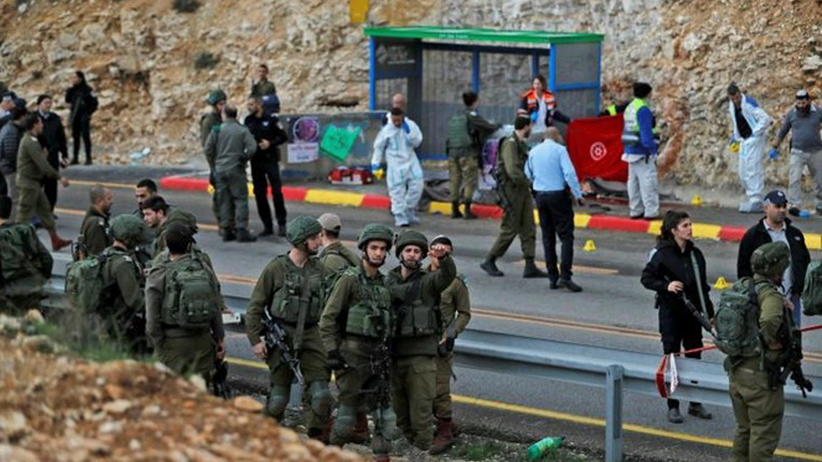 القوات الإسرائيلية وخبراء في الطب الشرعي يتفقدون موقع إطلاق نار فلسطيني من سيارة مارة في الضفة الغربية