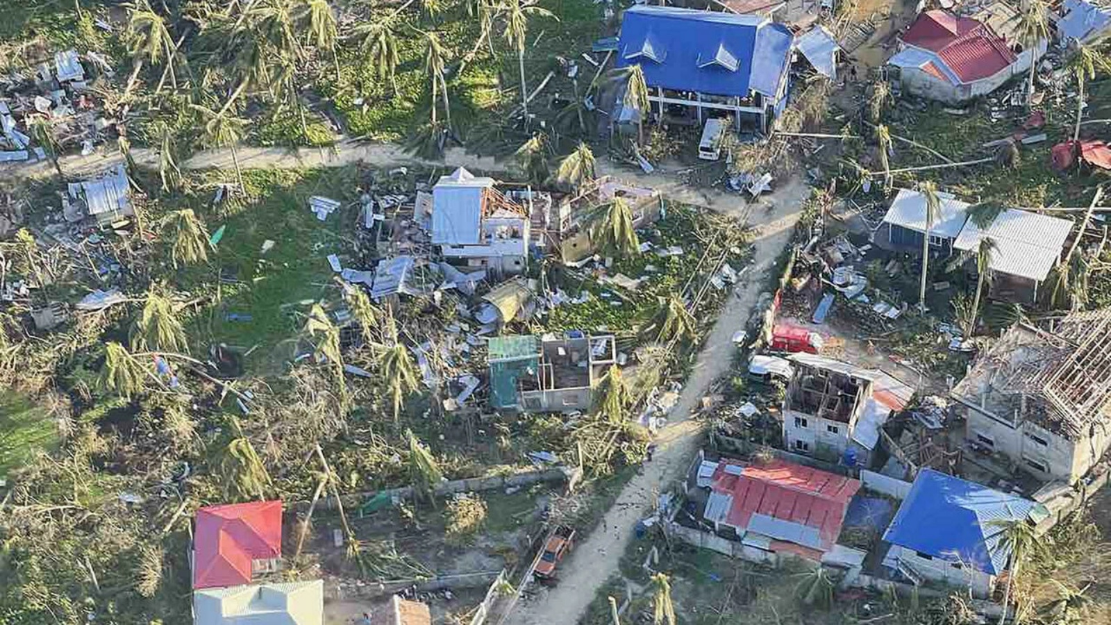 بيوت وممتلكات دمرها إعصار راي عندما ضرب جزيرة سيارغاو السياحية الشهيرة في الفيلبين