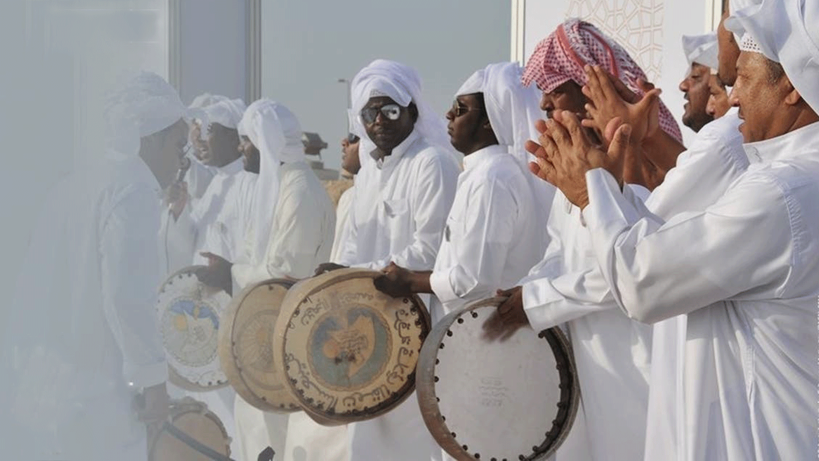 فرقة بحرينية تؤدي فن الفجري الشعبي(صورة من صفحة تويتر اليونسكو)