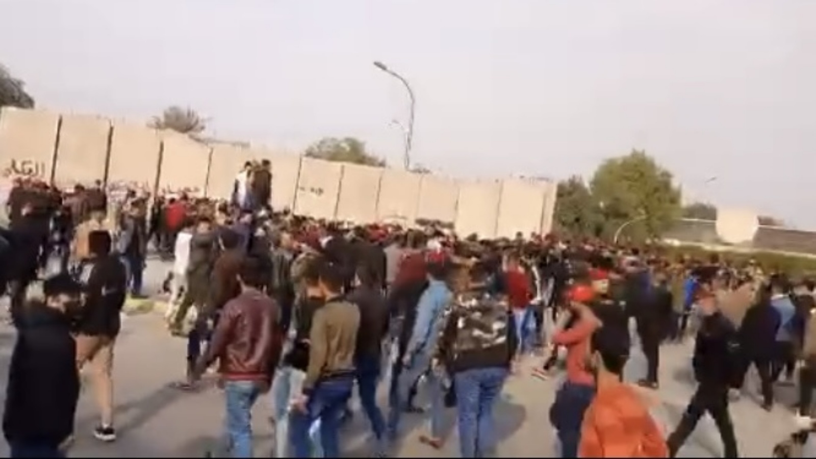 محتجون من أنصار تحالف الفتح الموالي لإيران يتظاهرون أمام بوابات المنطقة الخضراء وسط بغداد ضد نتائج الانتخابات. الجمعة 17 كانون الأول/ ديسمبر2021 (تويتر)