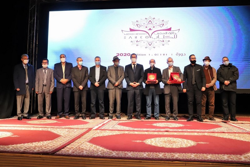  صورة تذكارية للفائزين بجائزة المغرب للكتاب في دورة سابقة 