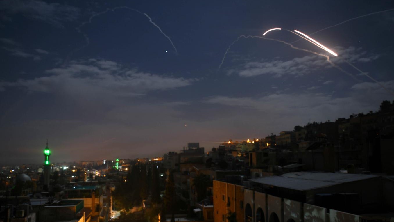 نيران الدفاعات الجوية التابعة للنظام السوري تتصدى لمقاتلات إسرائيلية تغير على مواقع في دمشق