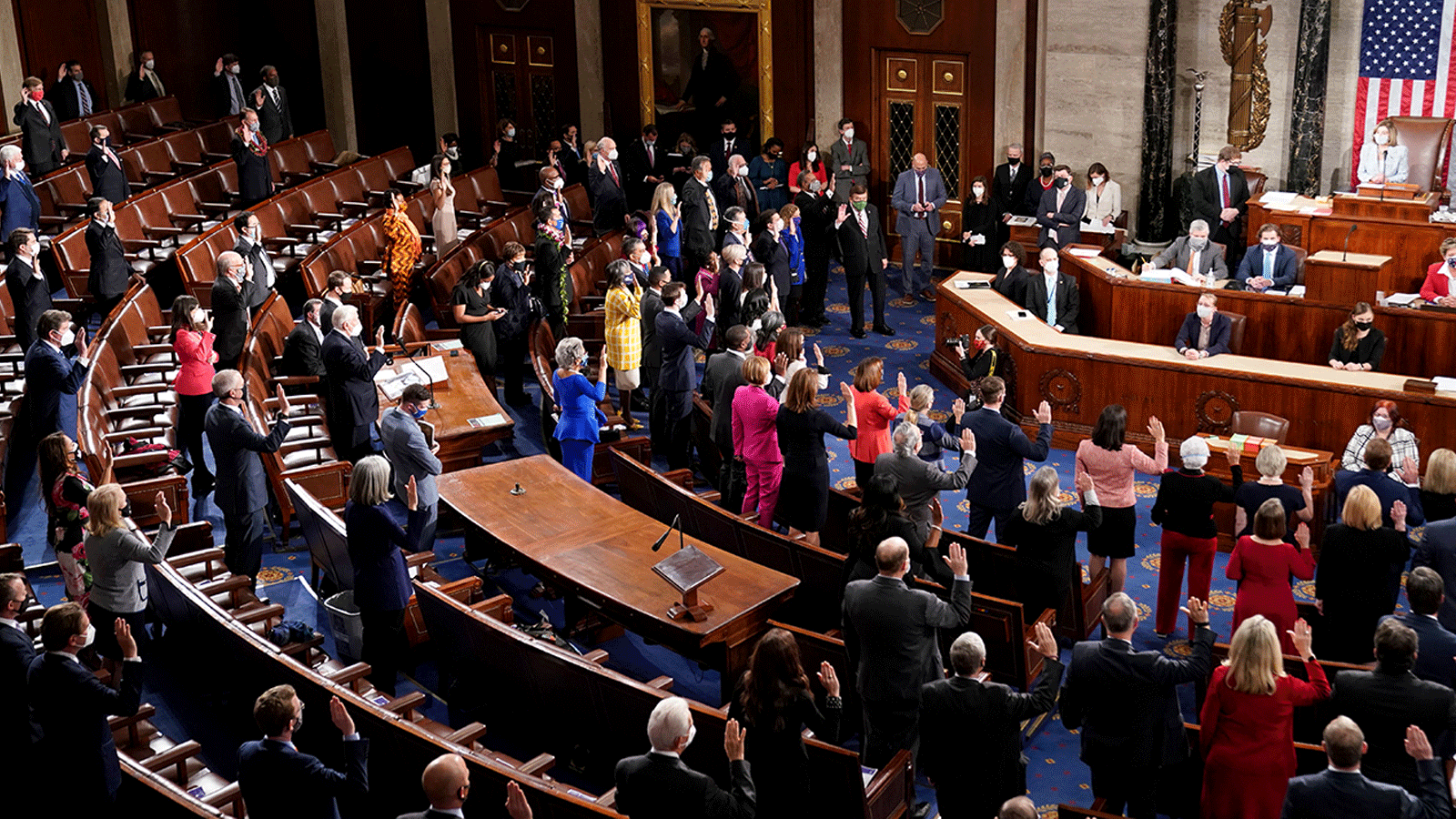 الأعضاء الديمقراطيون في مجلس النواب الأميركي يؤدون اليمين أمام رئيسة مجلس النواب نانسي بيلوسي خلال الجلسة الأولى للكونغرس الـ 117 في 3 كانون الثاني/ يناير 2021