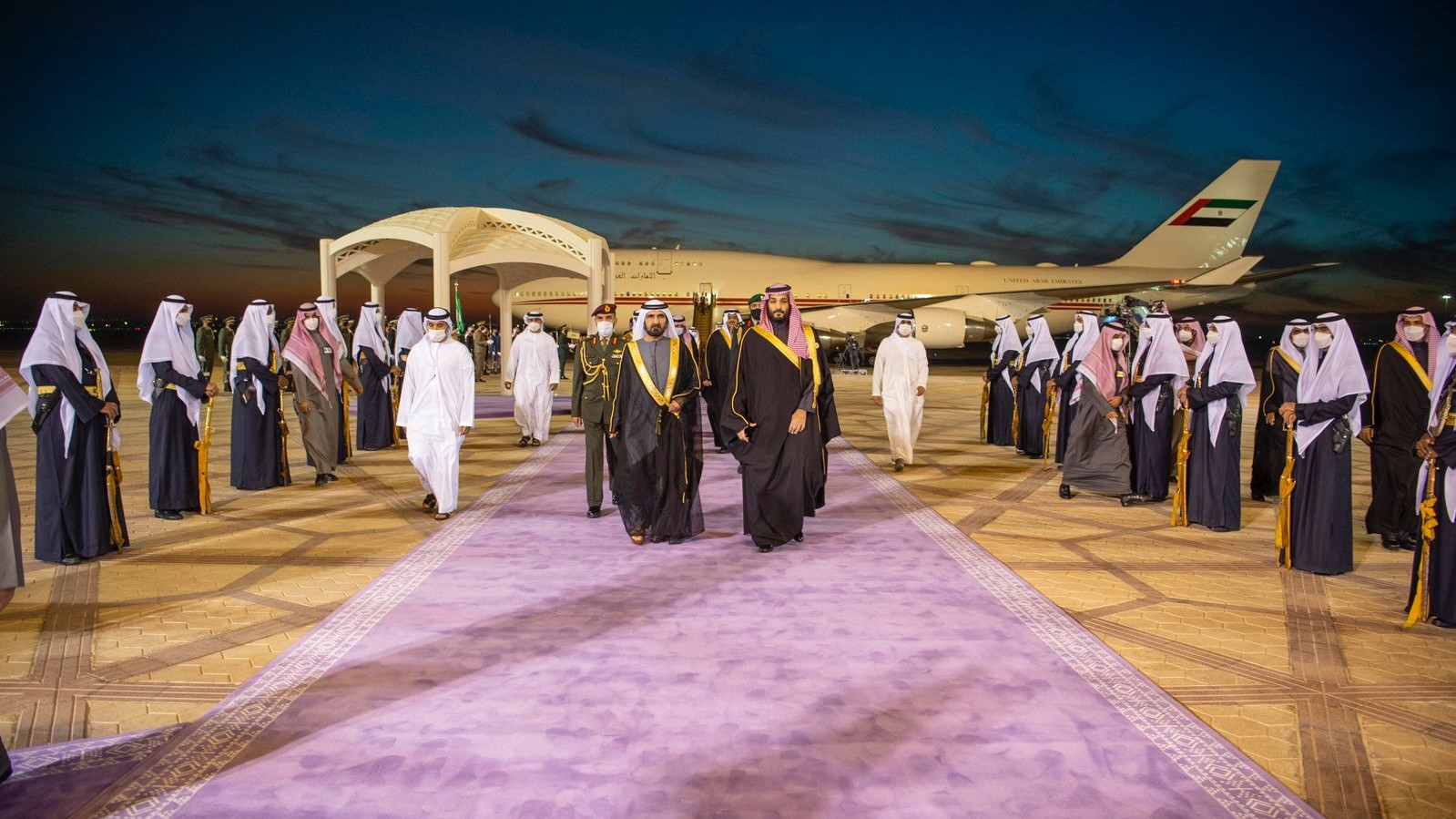 ولي العهد السعودي الأمير محمد بن سلمان مستقبلًا حاكم دبي الشيخ محمد بن راشد في مطار الرياض اليوم
