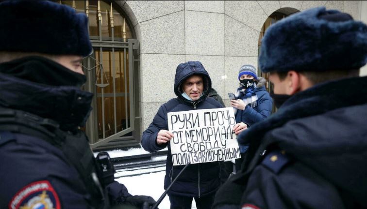 ناشطون روس يتظاهرون خارج المحكمة في موسكو في اثناء محاكمة أعضاء في منظمة ميموريال الروسية