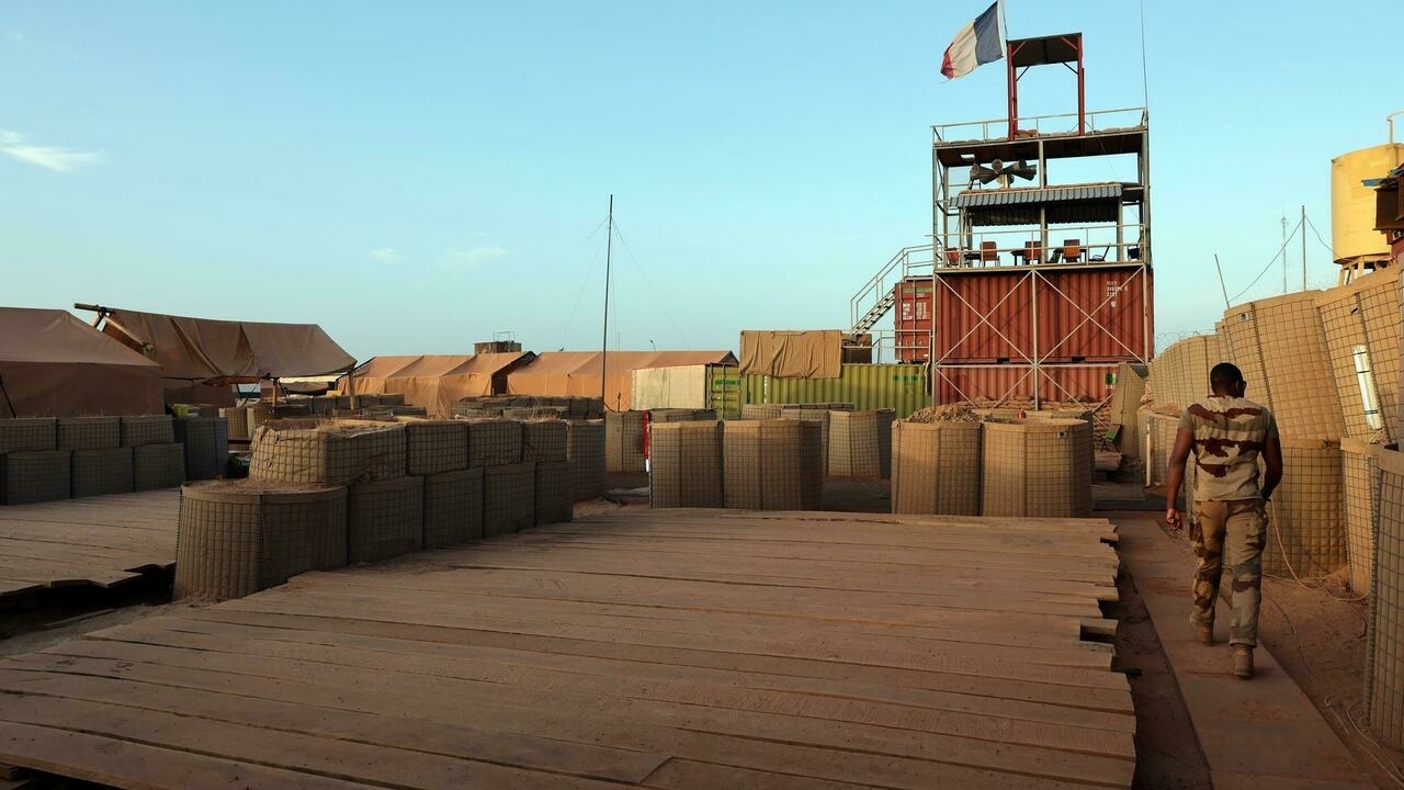 أُنزل العلم الفرنسي ورفع مكانه العلم المالي في القاعدة