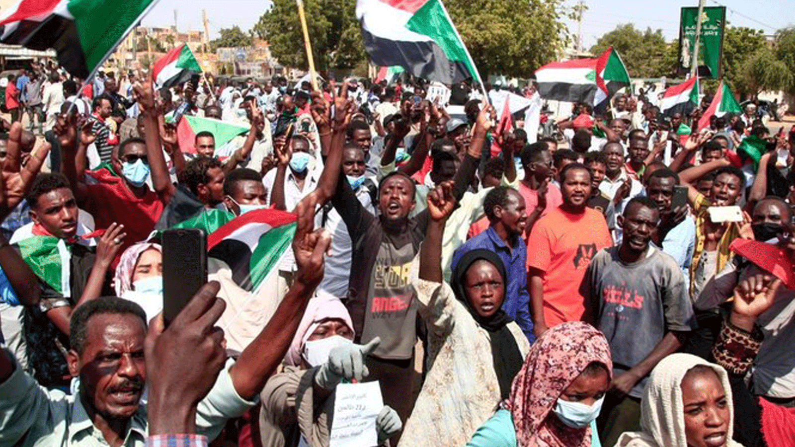 متظاهرون سودانيون في شوارع أم درمان يطالبون بانتقال الحكومة إلى الحكم المدني
