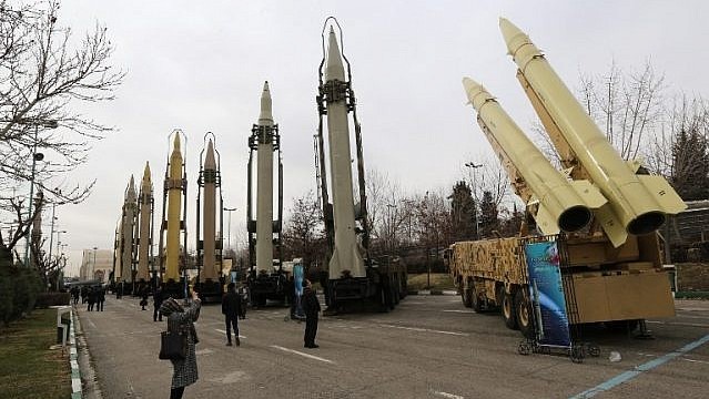 مجسمات لصواريخ إيرانية معروضة للعامة في صورة من الأرشيف