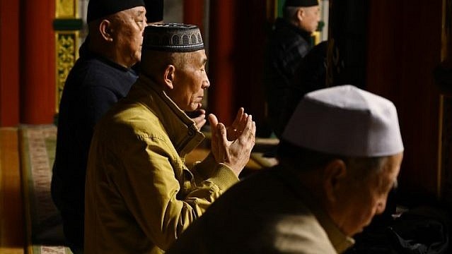 من أتباع أقلية الأويغور الصينية يصلون في أحد مساجد بكين