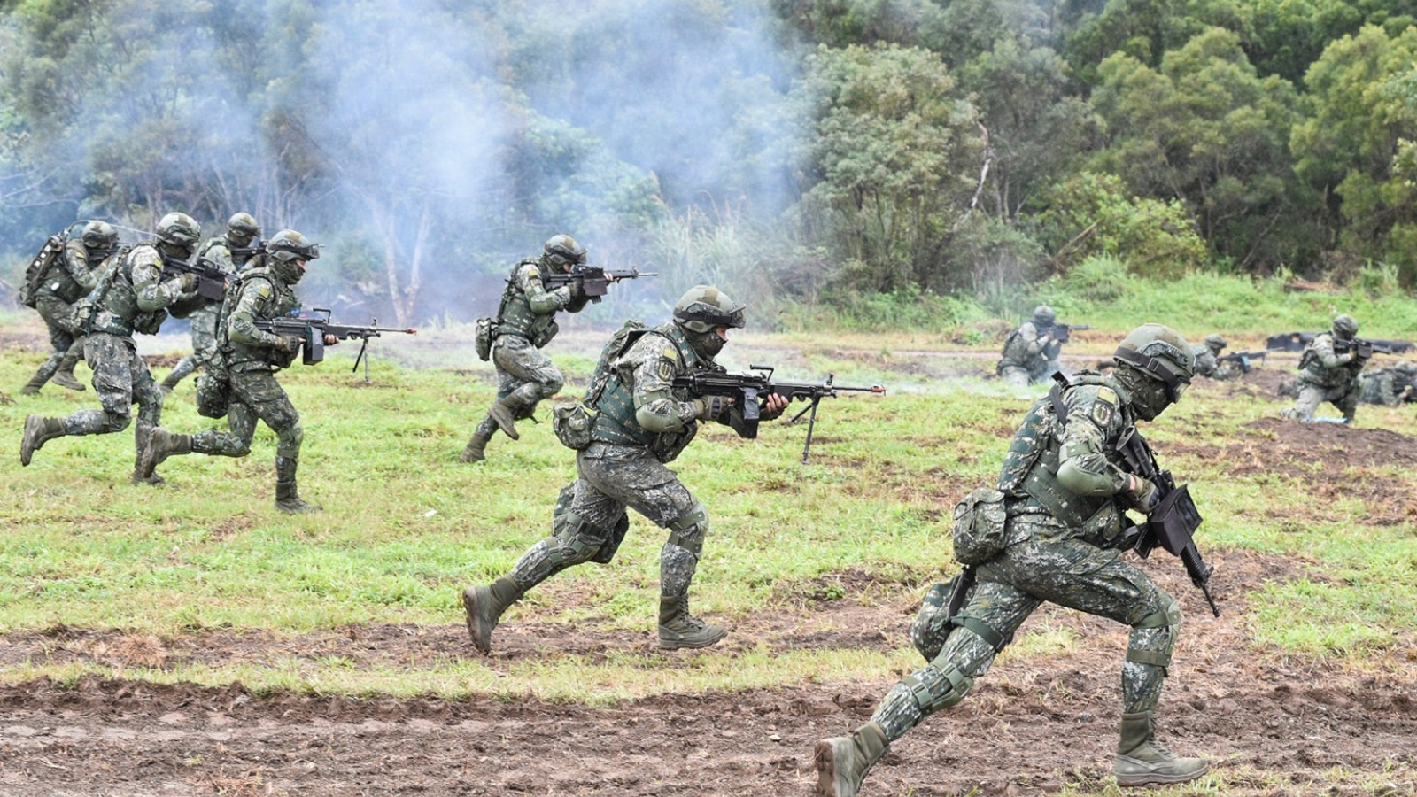 جنود تايوانيون في محاكاة لصد محاولة غزو خلال مناورة سنوية في القاعدة العسكرية في هوالين يوم 30 كانون الثاني/يناير 2021