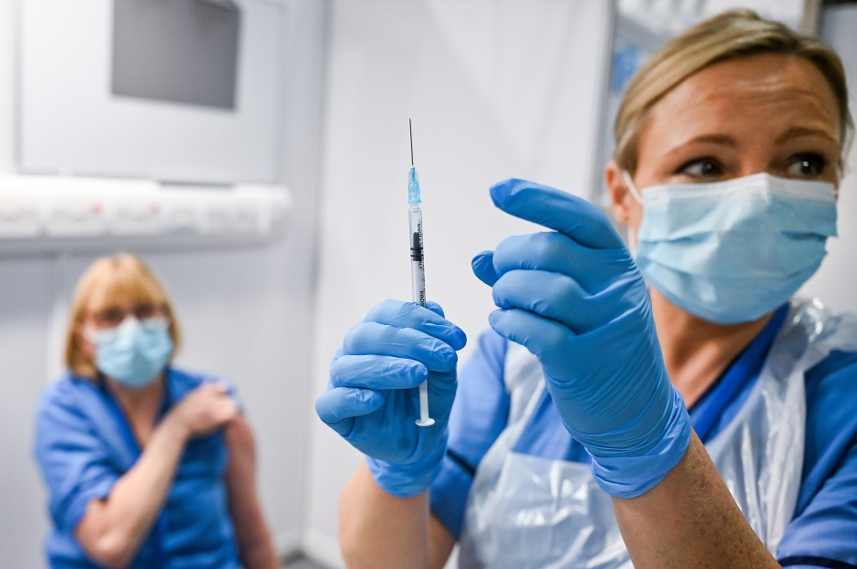 بريطانيا لتوسيع برنامح المعززة لمواجهة اميكرون - أ ف ب