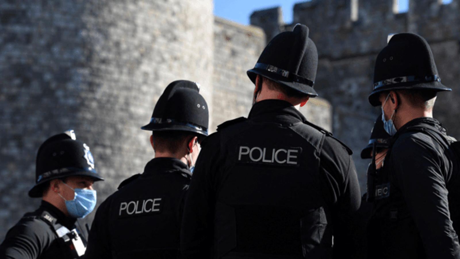 عدد من افراد الشرطة في محيط قلعة وندسور السبت 25 كانون الأول/ ديسمبر 2021