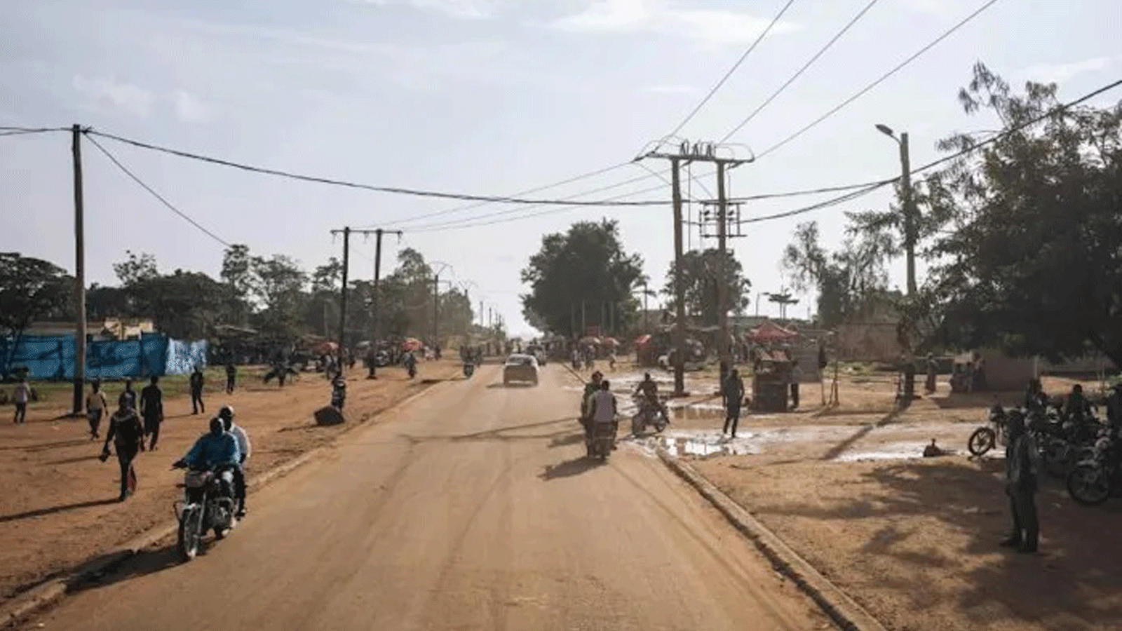  الطريق الرئيسي في مدينة بيني بشرق جمهورية الكونغو الديمقراطية، المنطقة التي تعرضت لانفجار قنبلة أسفر عن مقتل ثلاثة أشخاص على الأقل في يوم عيد الميلاد