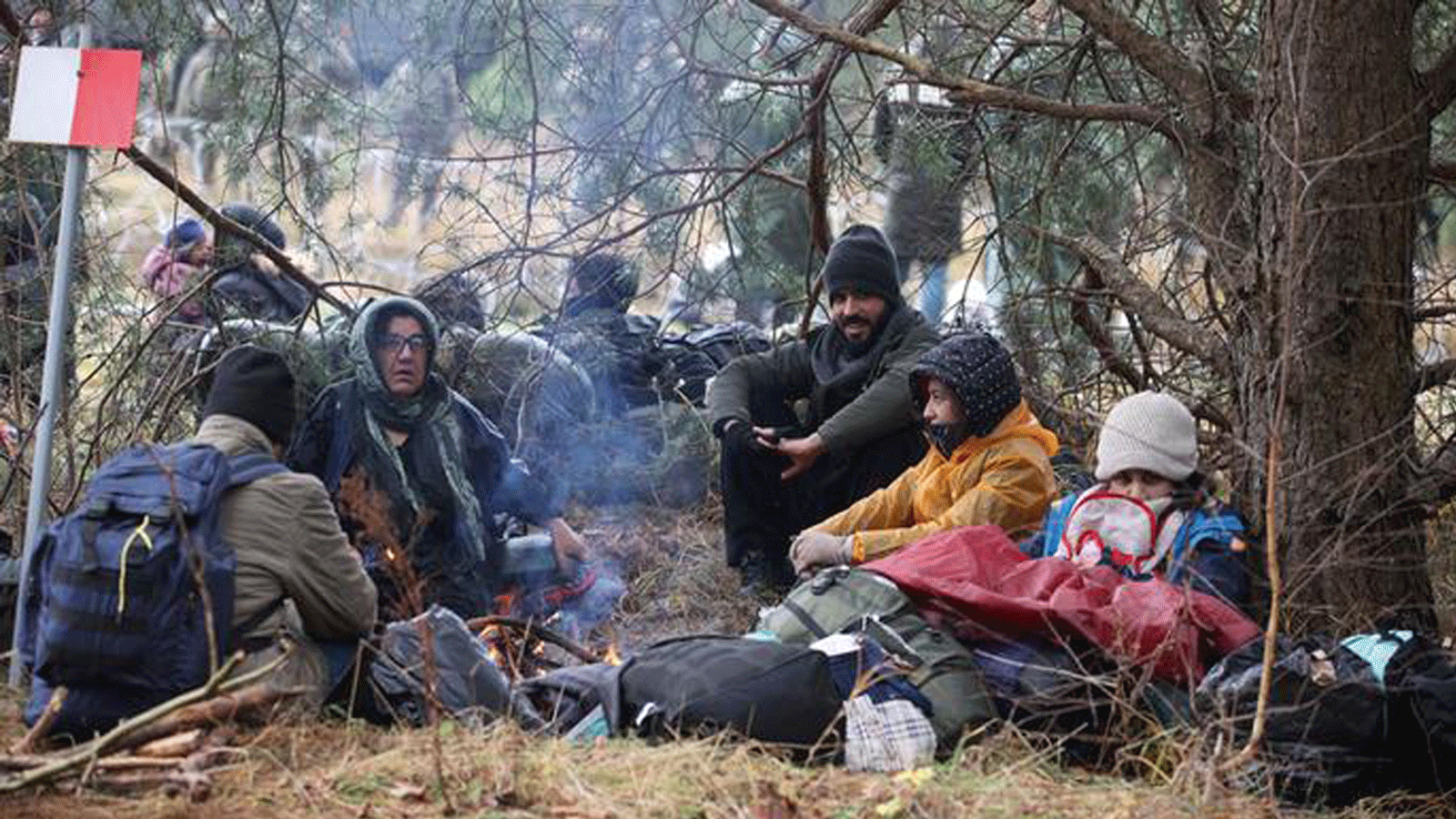 المهاجرون الذين تقطعت بهم السبل على الحدود البيلاروسية البولندية يواجهون درجات حرارة متدنية