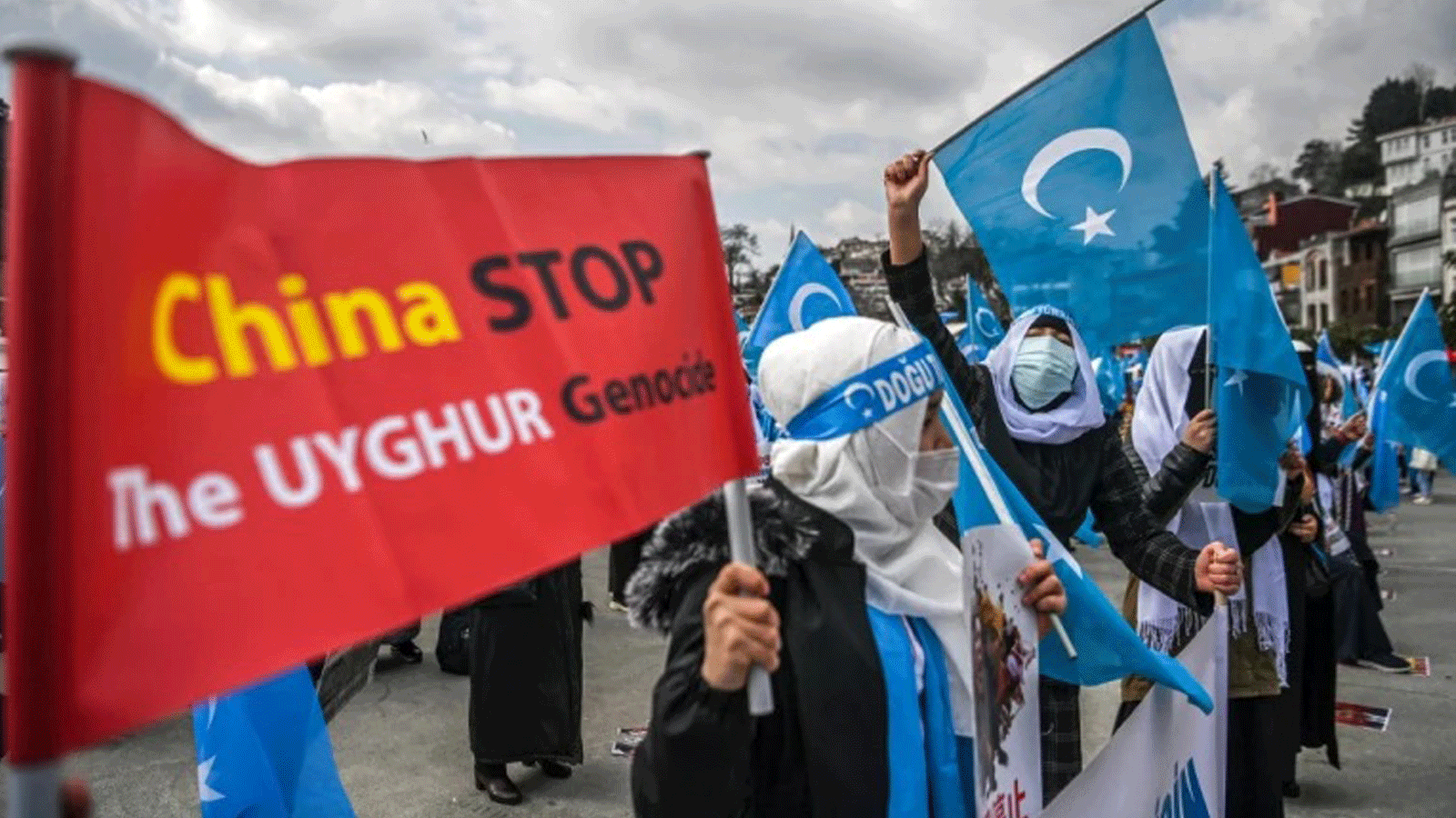 نساء من الأويغور يتجمعون خارج القنصلية الصينية في اسطنبول للتنديد بالانتهاكات المزعومة لحقوق الأويغور في شينجيانغ