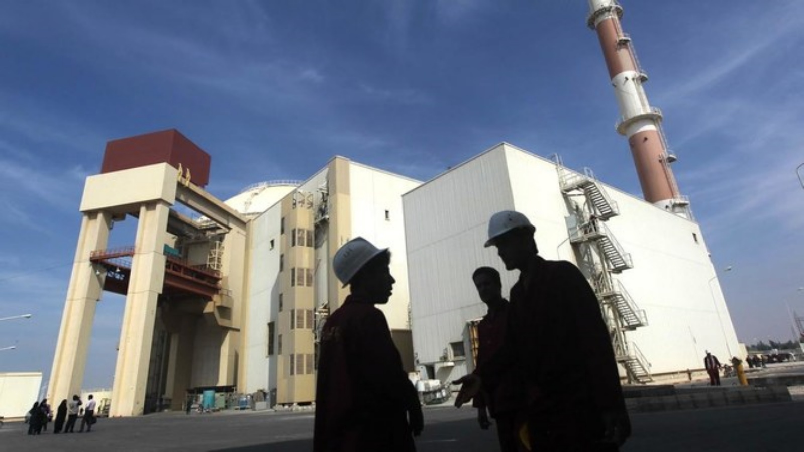عمال في محيط محطة الطاقة النووية في بوشهر، إيران.