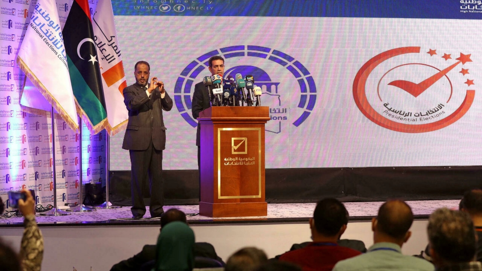 عماد السايح رئيس المفوضية الوطنية العليا للانتخابات في ليبيا يعقد مؤتمرا صحفيا في طرابلس في 24 تشرين الأول/أكتوبر 2021 