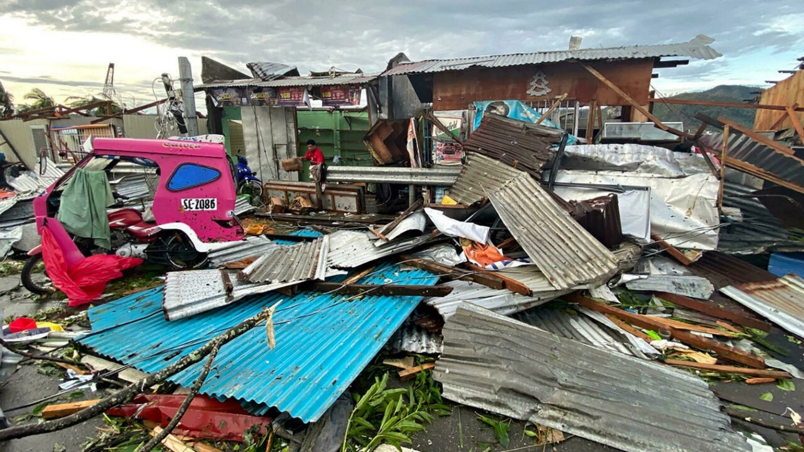 أحد السكان يبحث عن ممتلكاته الشخصية تحت الأنقاض بعد أن ضرب إعصار 