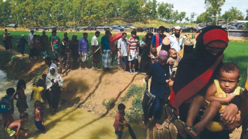 طابور من لاجئي الروهينغا أمام أحد المخيمات في بنغلاديش، في صورة تعود إلى العام 2017