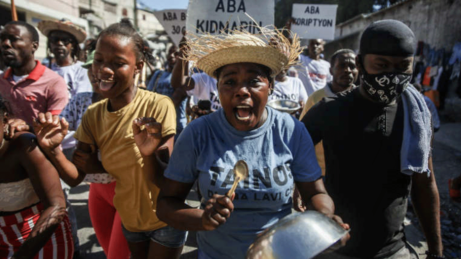 الناس يحتجون على تصاعد عمليات الاختطاف وأزمة الوقود التي تفاقمت بسبب العصابات في بورت أو برنس، هايتي. في تشرين الثاني/ نوفمبر 2021