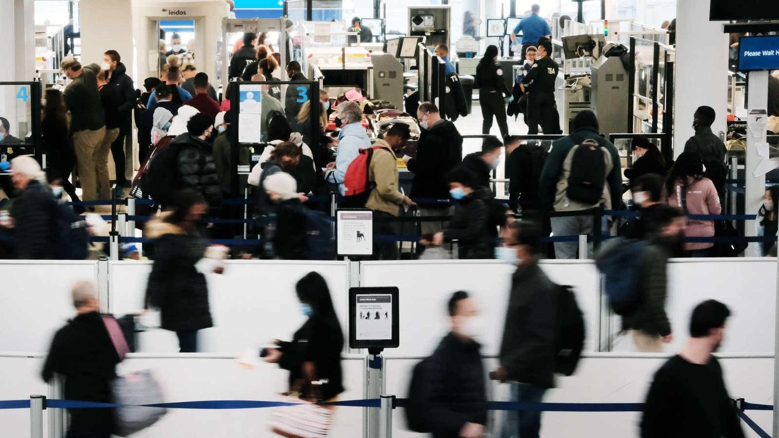 المسافرون في رحلات جوية في مطار نيوارك ليبرتي الدولي في نيوارك، نيو جيرسي، الولايات المتحدة. 30 نوفمبر 2021.