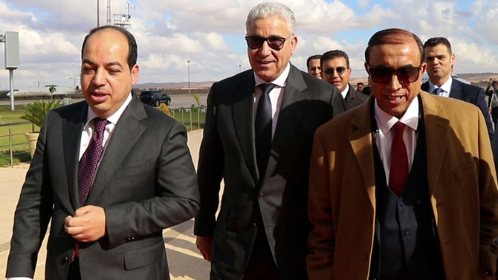 المرشحان الرئاسيان الليبيان أحمد معيتيق (إلى اليسار) وفتحي باشاغا (وسط) يصلان للقاء قائد الجيش في شرق ليبيا خليفة حفتر، في مدينة بنغازي الشرقية. في 21 كانون الأول/ديسمبر 2021.