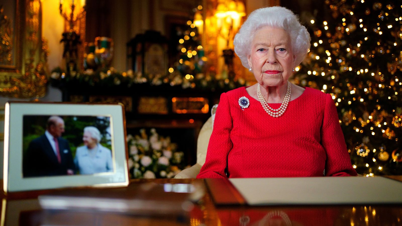 ملكة بريطانيا خلال توجيهها رسالة عيد المبلاد - صورة من قصر باكنغهام 