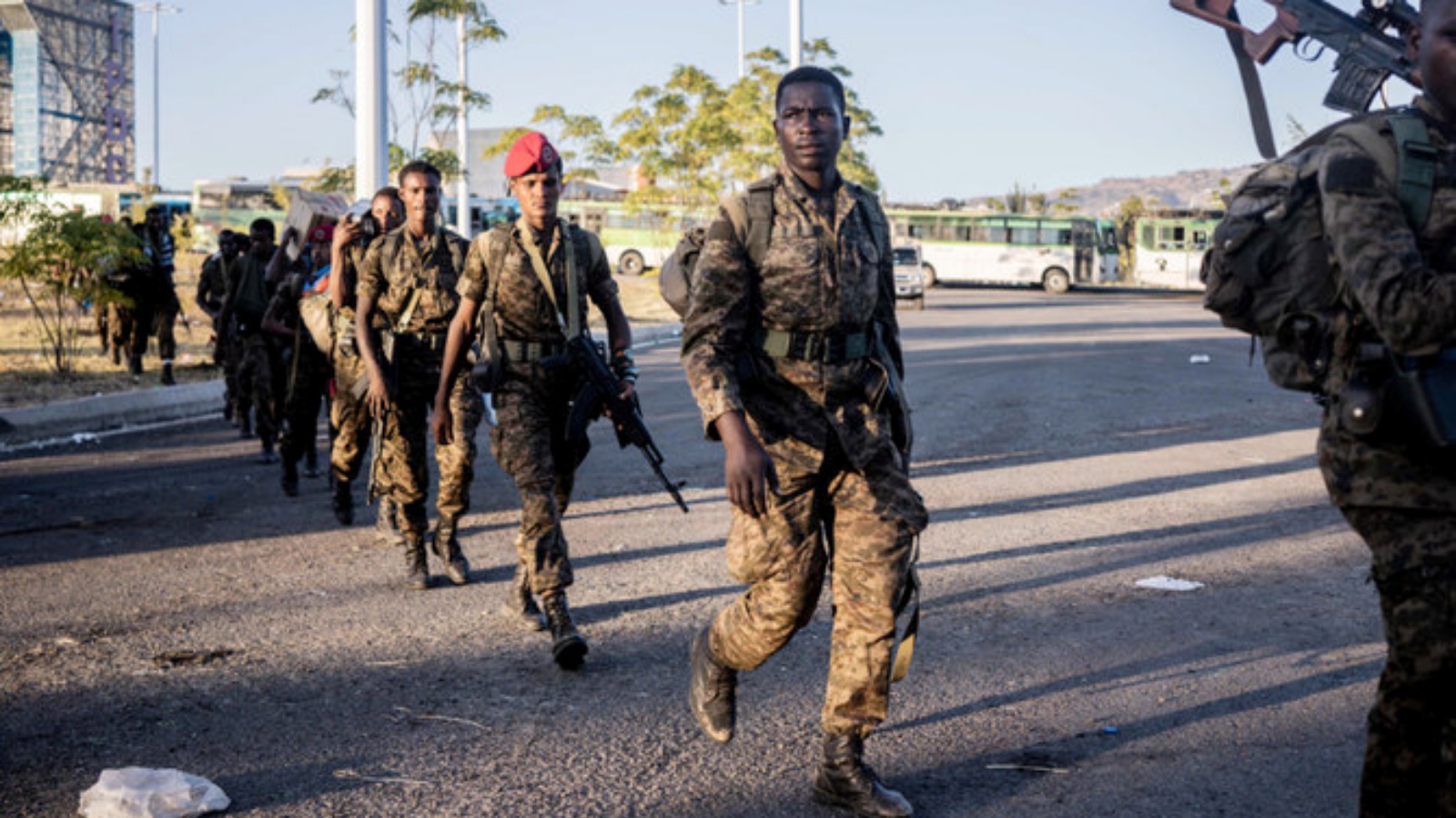جنود من قوات الدفاع الوطني الإثيوبية (ENDF) يسيرون في شوارع كومبولتشا، إثيوبيا. في 11 كانون الأول/ديسمبر 2021.
