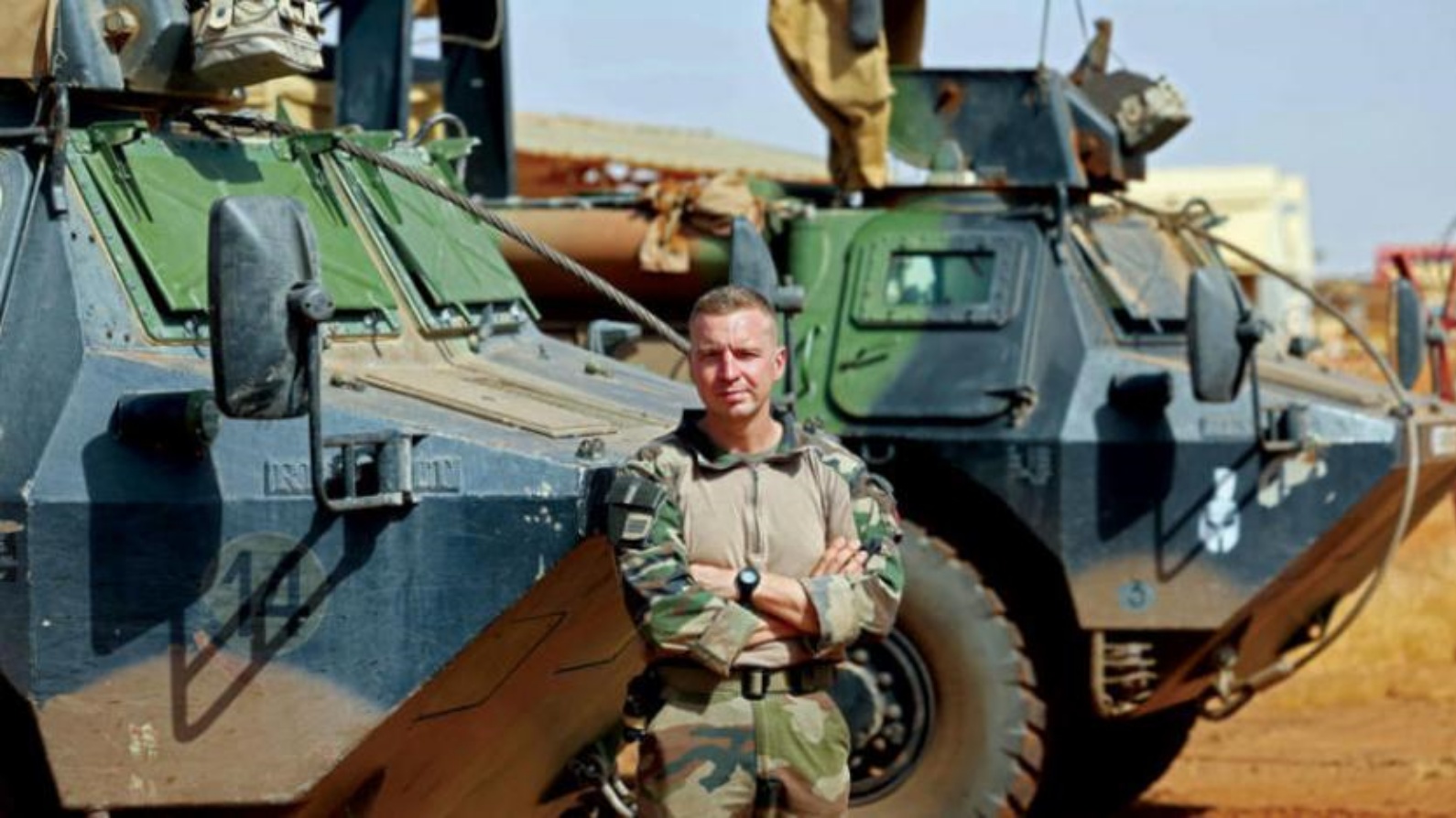 جندي فرنسي أمام عربات مدرعة بقاعدة للجيش شمال مالي ضمن قوة 